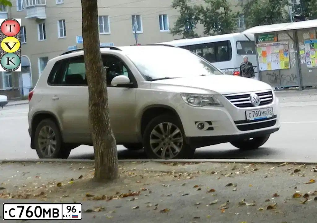 Фото автомобиля VOLKSWAGEN TIGUAN, 2011 — госномер Е303СЕ196. Цвет: БЕЛЫЙ
