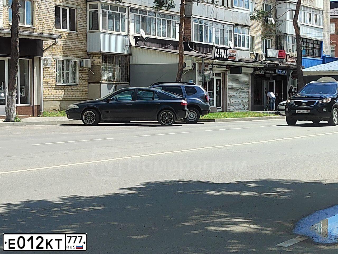 Фото автомобиля HYUNDAI SANTA FE, 2013 — госномер Е012КТ777. Цвет: ЧЕРНЫЙ
