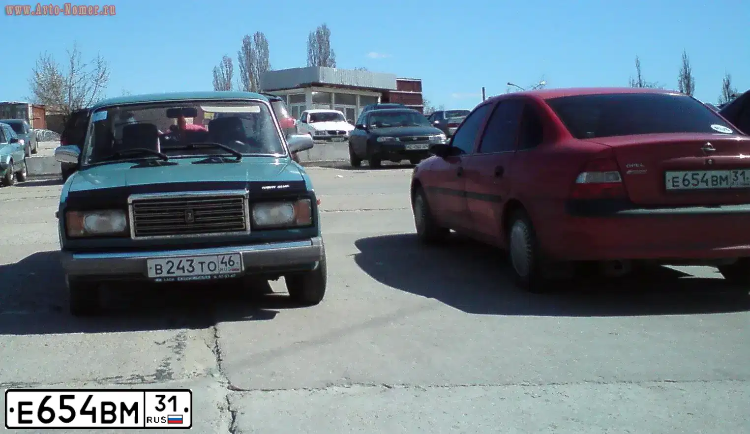 Фото автомобиля OPEL VECTRA, 1998 — госномер У983КА136. Цвет: Красный