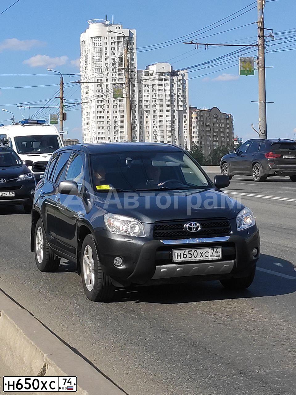 Фото автомобиля TOYOTA RAV4, 2006 — госномер Н650ХС74. Цвет: ТЕМНО-СЕРЫЙ