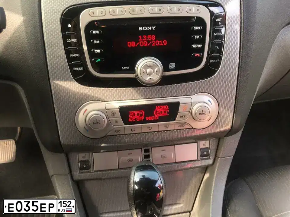 Фото автомобиля FORD FOCUS, 2011 — госномер Е035ЕР152. Цвет: Белый