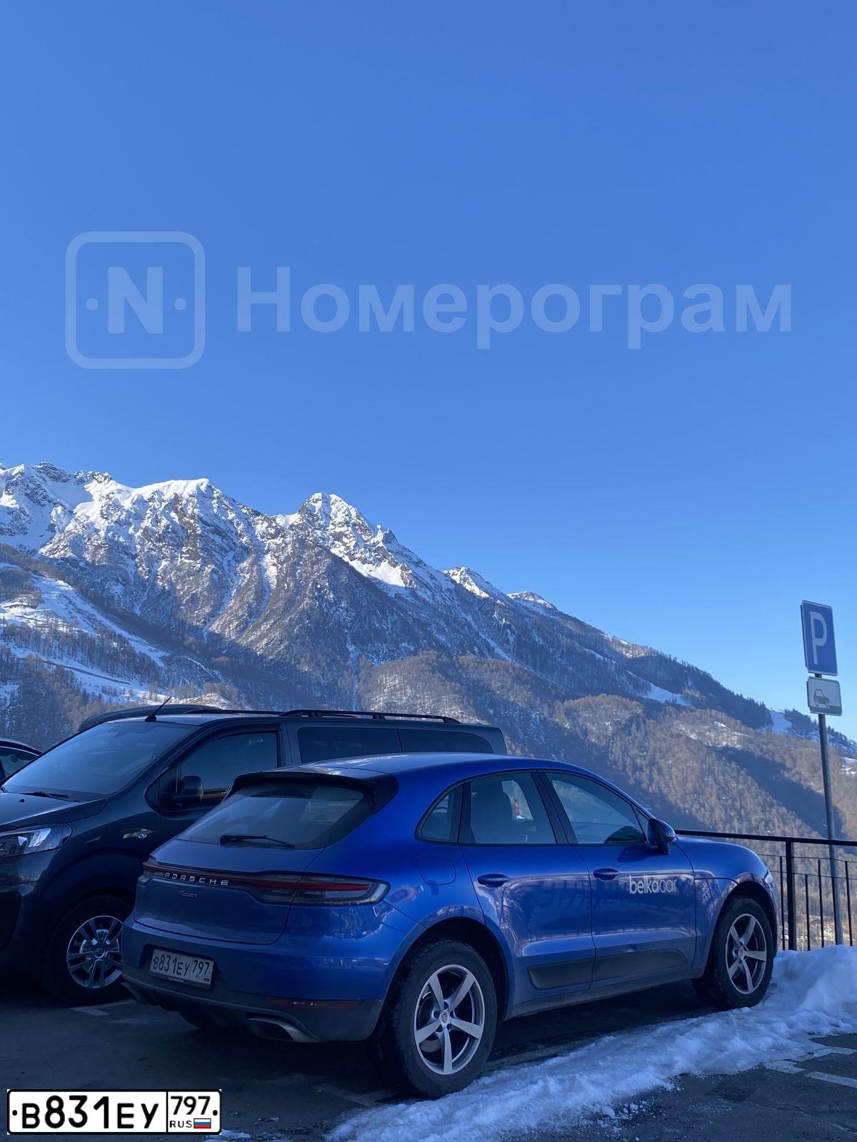 Фото автомобиля PORSCHE MACAN, 2021 — госномер В831ЕУ797. Цвет: синий