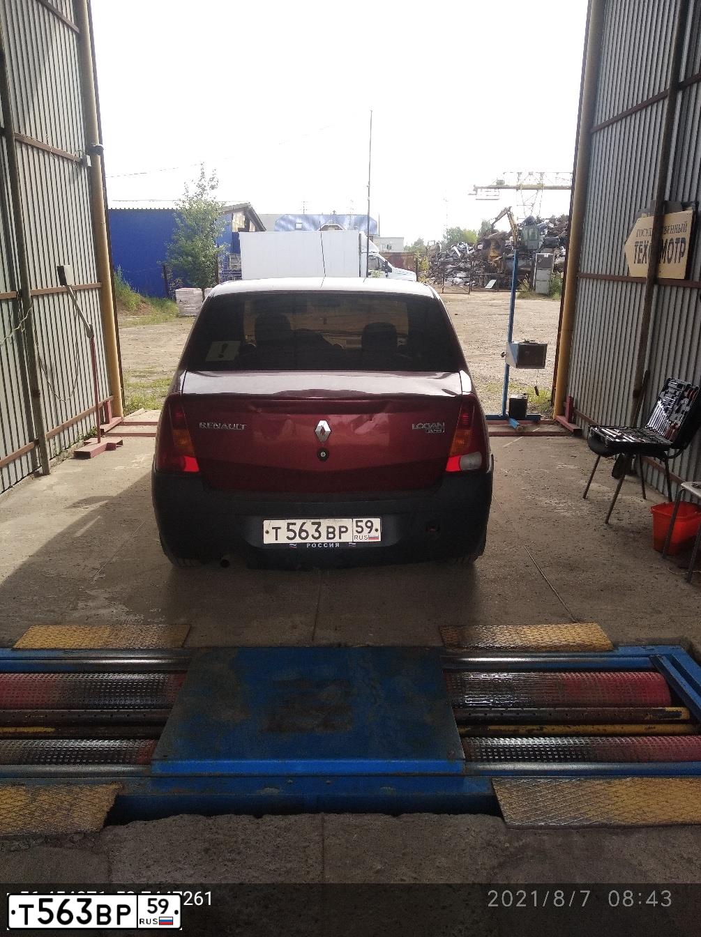 Фото автомобиля RENAULT LOGAN, 2009 — госномер Т895ТУ18. Цвет: Красный