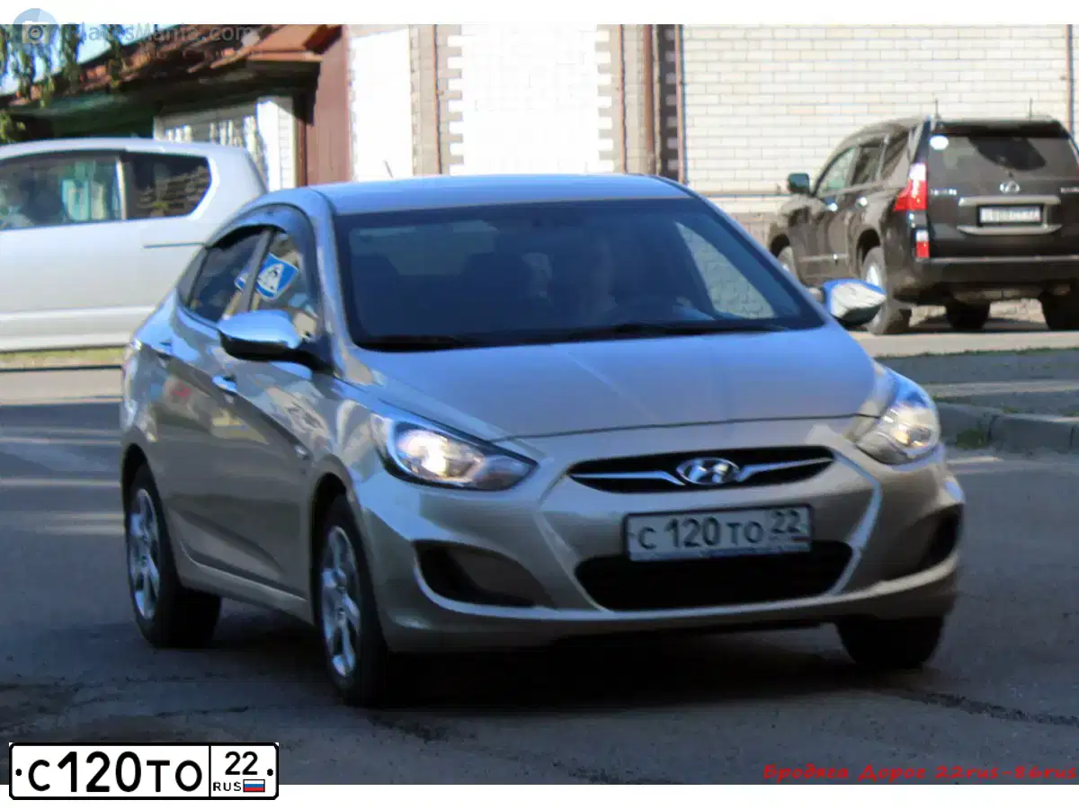 Фото автомобиля HYUNDAI SOLARIS, 2011 — госномер С120ТО22. Цвет: БЕЖЕВО-СЕРЫЙ
