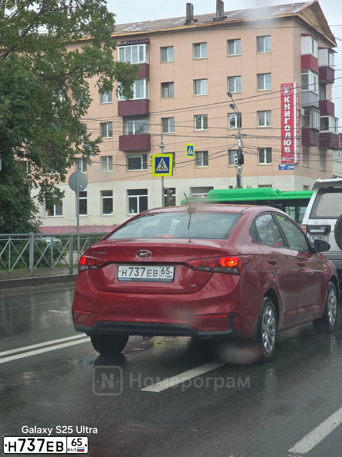 Фото автомобиля HYUNDAI SOLARIS, 2017 — госномер Н737ЕВ65. Цвет: Красный