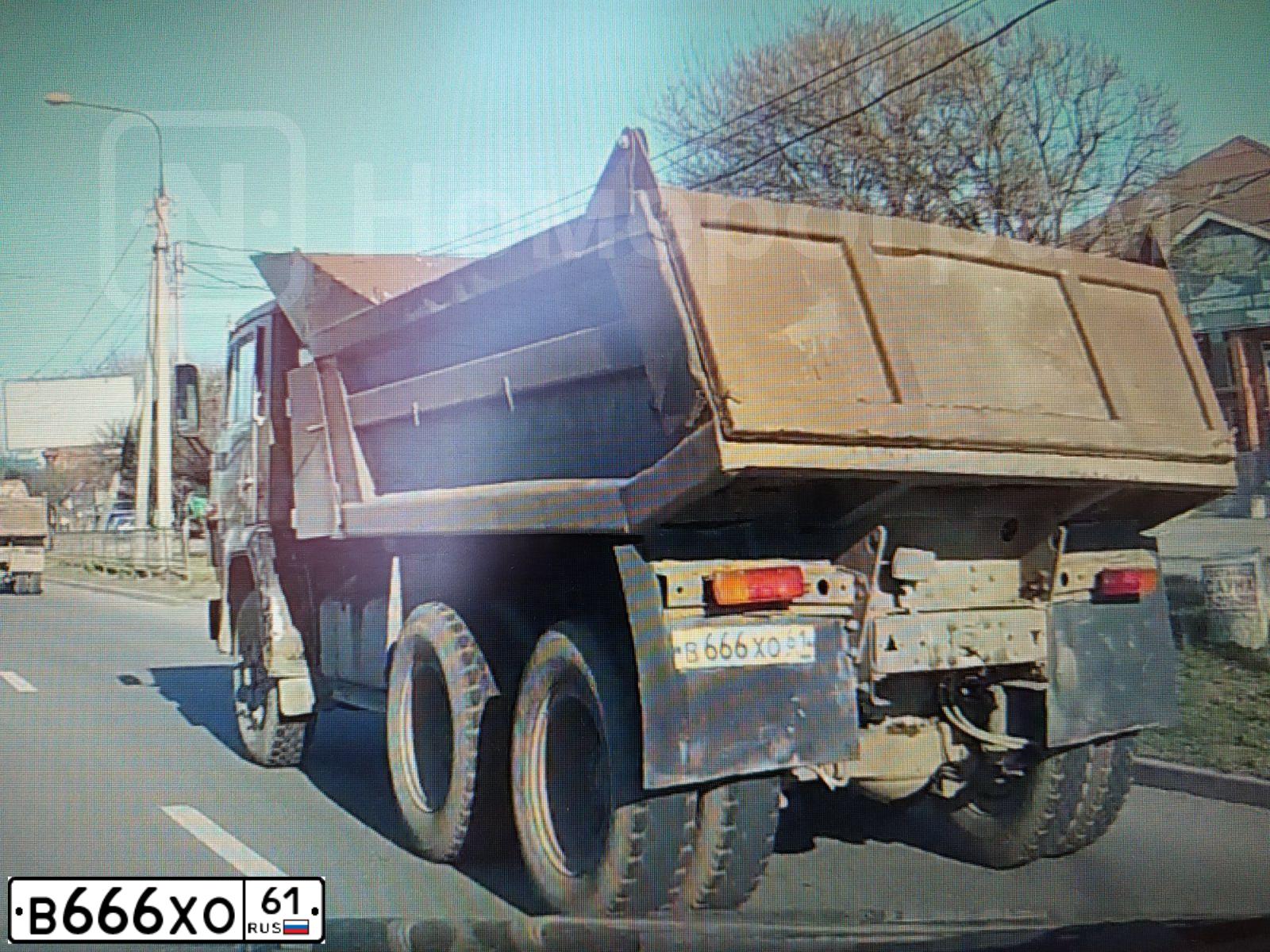 Фото автомобиля KAMAZ 55111 /6X4/, 1994 — госномер В666ХО61. Цвет: Хаки