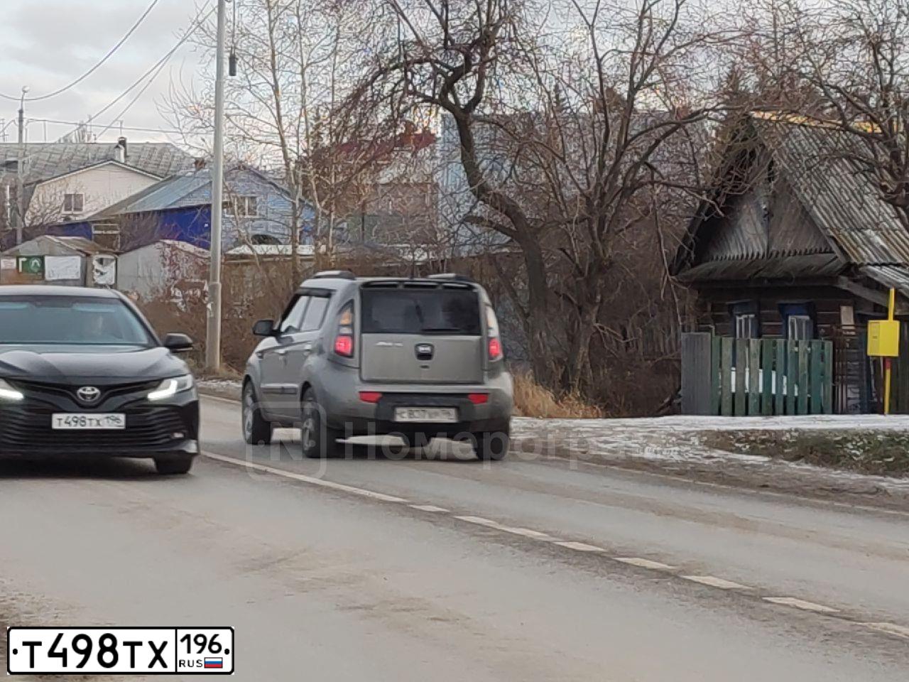 Фото автомобиля TOYOTA CAMRY, 2019 — госномер Т498ТХ196. Цвет: ЖЕЛТЫЙ