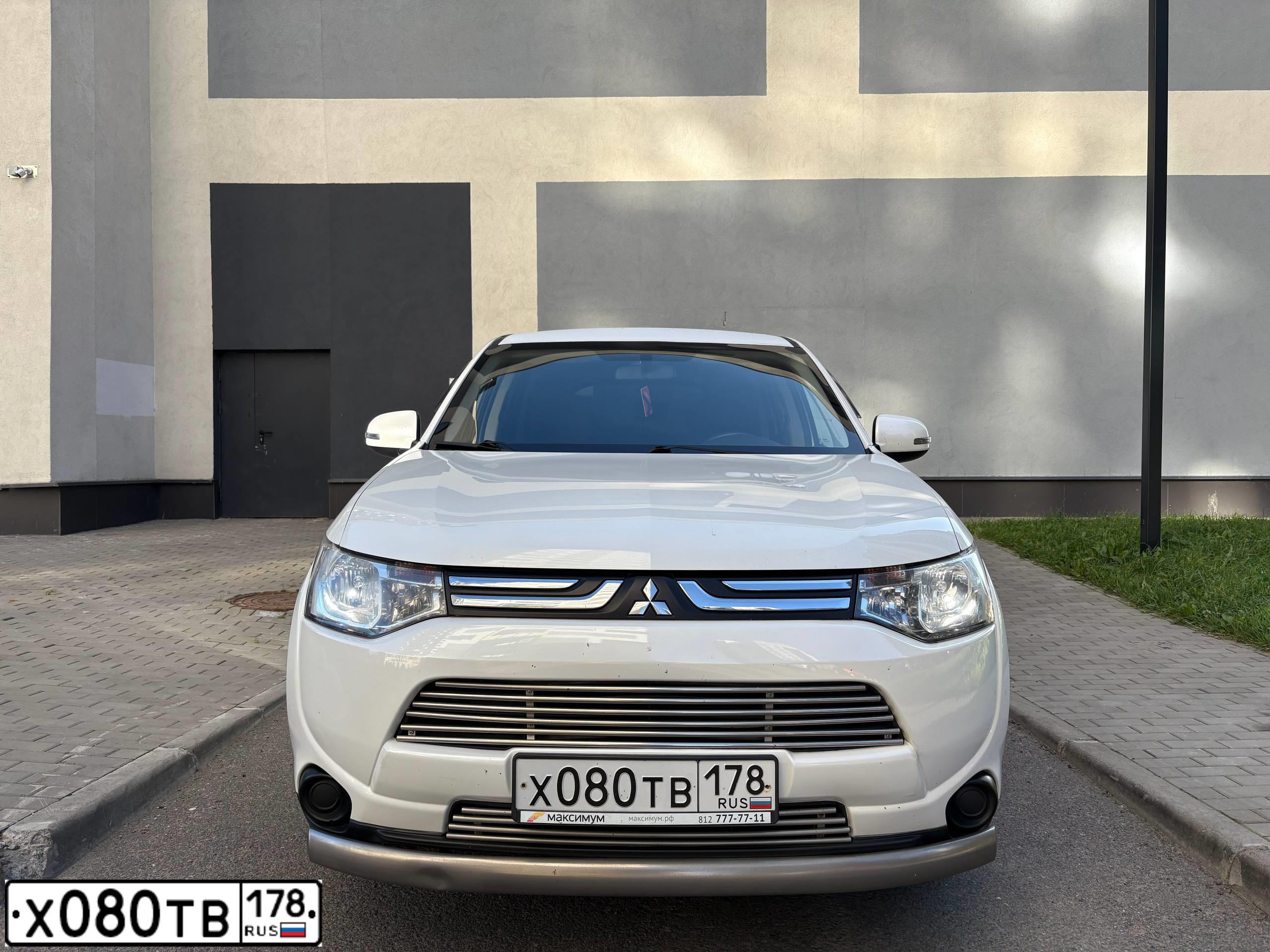 Фото автомобиля MITSUBISHI OUTLANDER, 2012 — госномер Х080ТВ178. Цвет: Белый