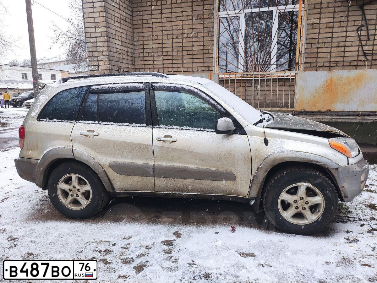 Фото автомобиля TOYOTA RAV4, 2001 — госномер Х663ВХ76. Цвет: СВЕТЛО-СЕРЫЙ
