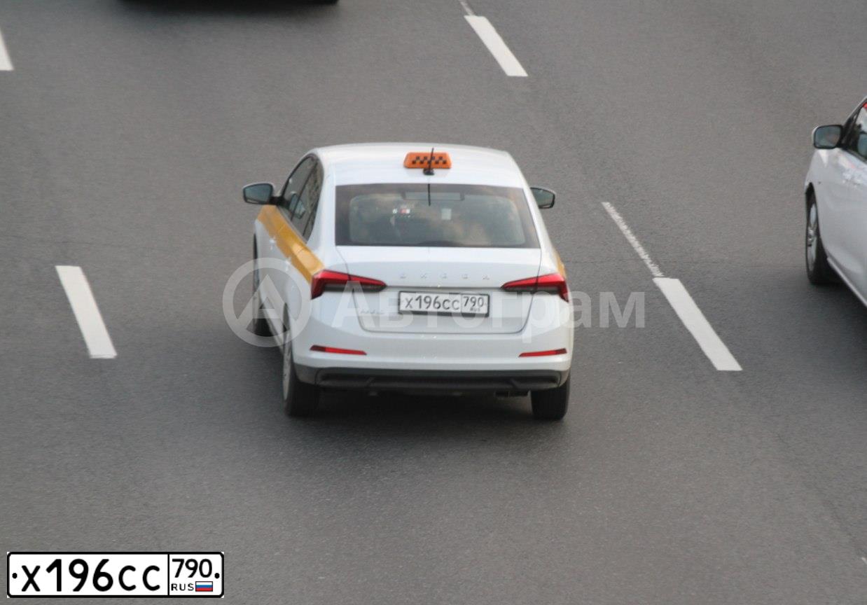 Фото автомобиля SKODA RAPID, 2022 — госномер Н078РТ702. Цвет: БЕЛЫЙ ЖЕЛТЫЙ СЕРЫЙ