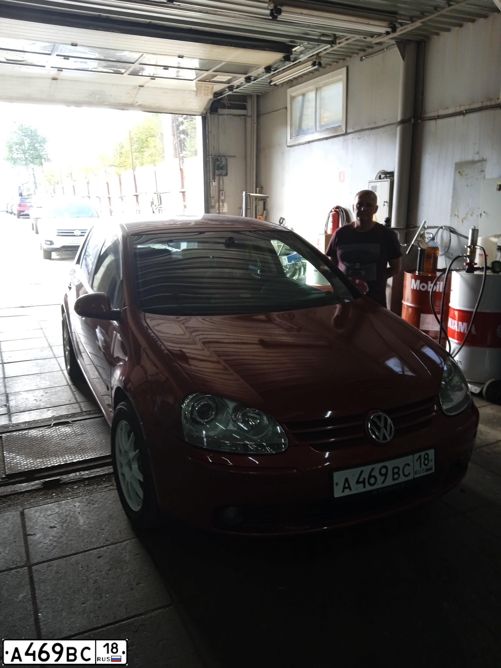 Фото автомобиля VOLKSWAGEN GOLF, 2008 — госномер А469ВС18. Цвет: Красный