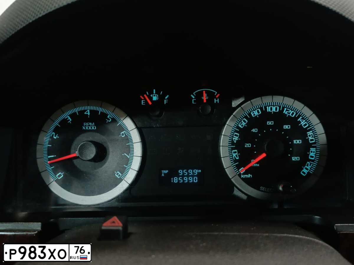 Фото автомобиля FORD ESCAPE, 2008 — госномер Р983ХО76. Цвет: СЕРЫЙ