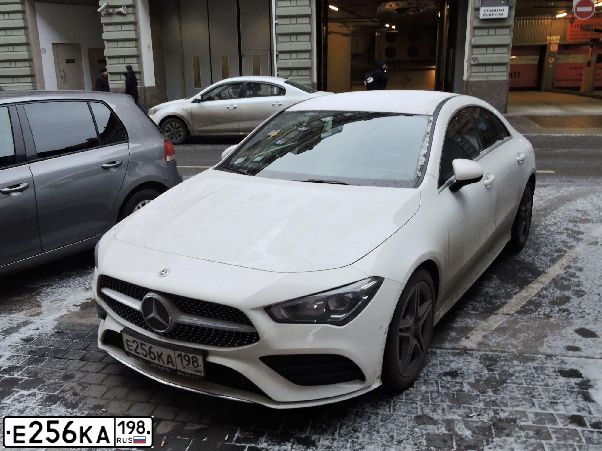 Фото автомобиля MERCEDES CLA-KLASSE, 2019 — госномер Е256КА198. Цвет: БЕЛЫЙ