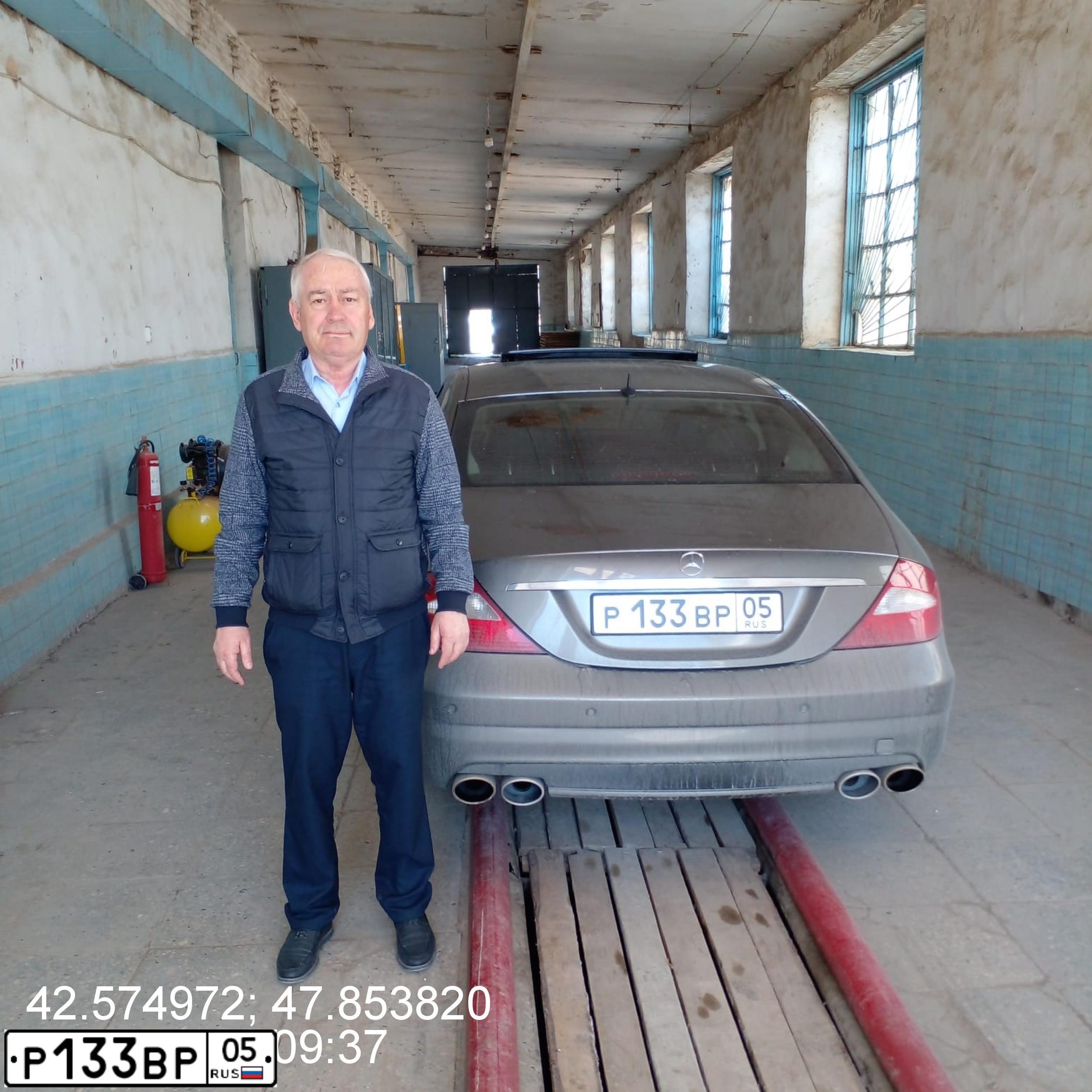 Фото автомобиля MERCEDES CLS-KLASSE, 2006 — госномер Р133ВР05. Цвет: СЕРЫЙ