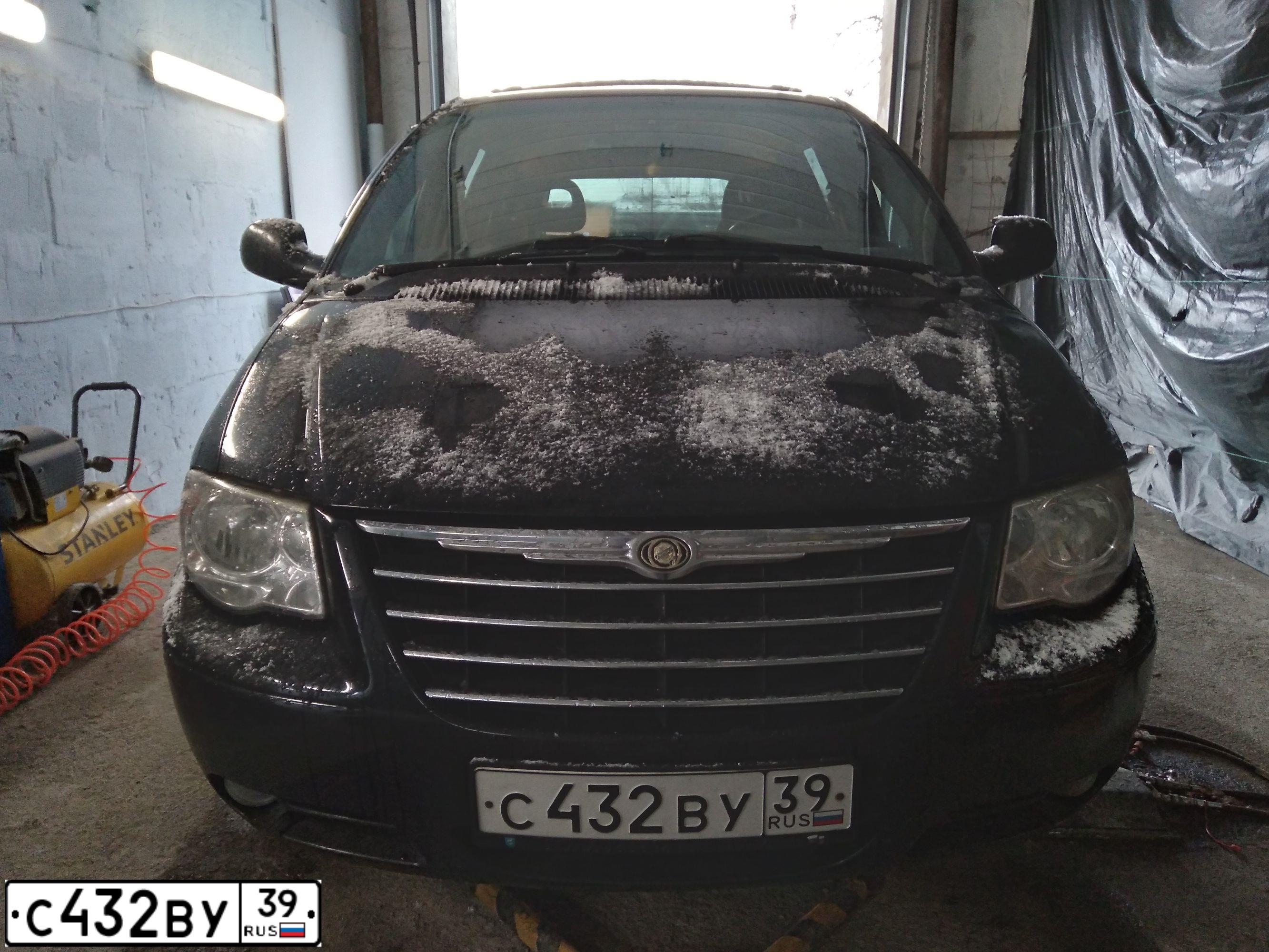 Фото автомобиля CHRYSLER GRAND VOYAGER, 2001 — госномер С432ВУ39. Цвет: ЧЕРНЫЙ