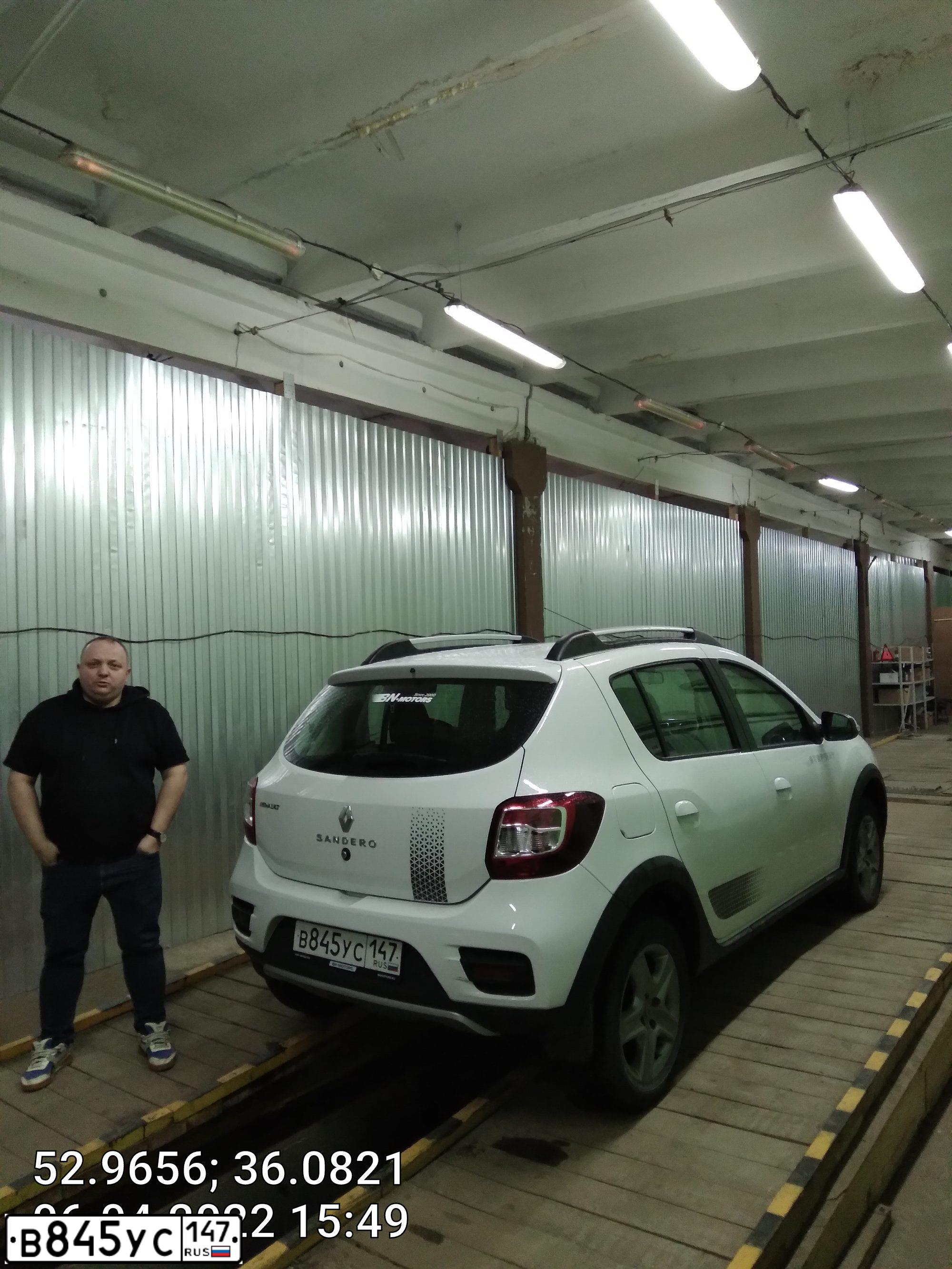 Фото автомобиля RENAULT SANDERO, 2017 — госномер Х777УМ178. Цвет: Белый