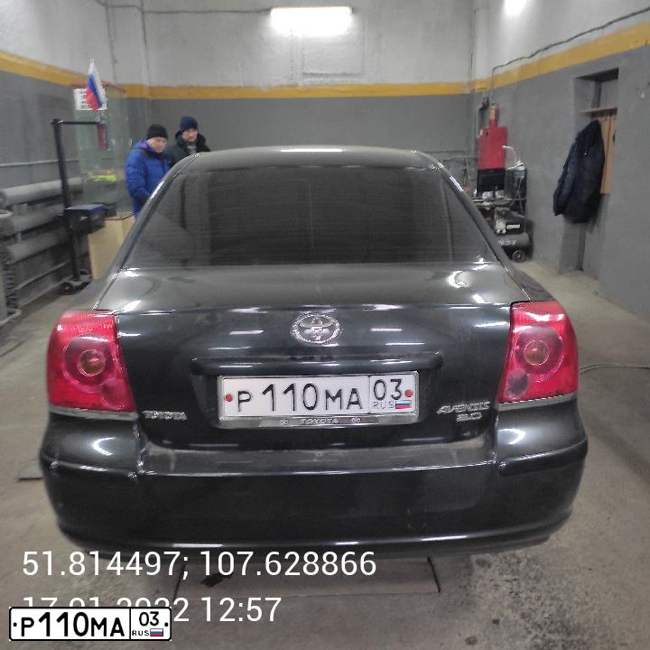 Фото автомобиля TOYOTA AVENSIS, 2003 — госномер Р110МА03. Цвет: ЧЕРНЫЙ
