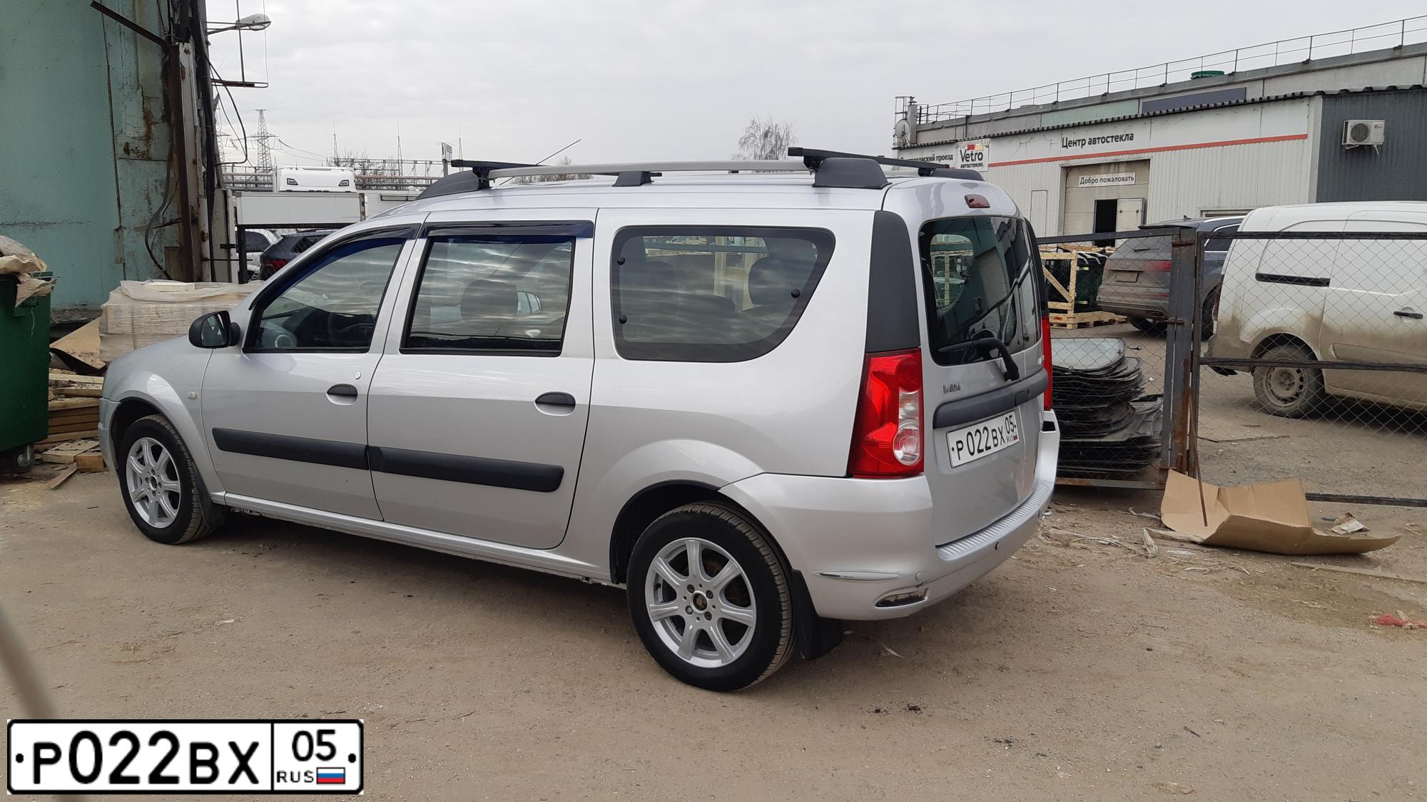 Фото автомобиля LADA LARGUS, 2013 — госномер Е326ОМ790. Цвет: Серебристый