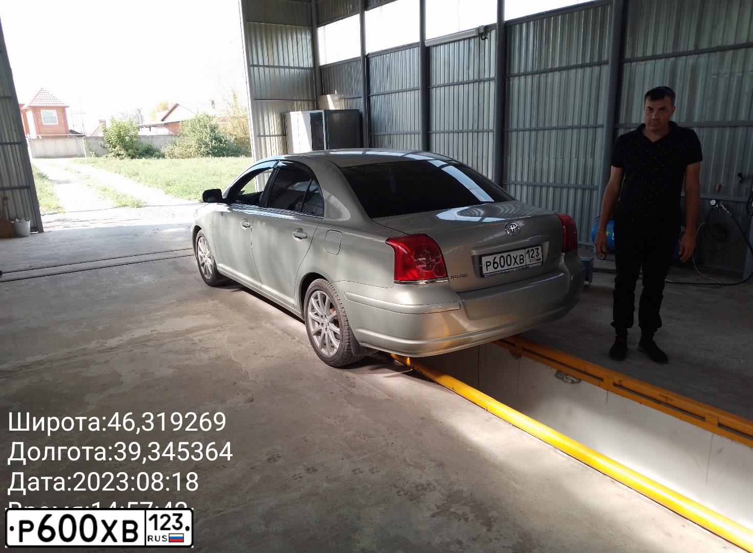 Фото автомобиля TOYOTA AVENSIS, 2005 — госномер Р600ХВ123. Цвет: СВЕТЛО-ОЛИВКОВЫЙ