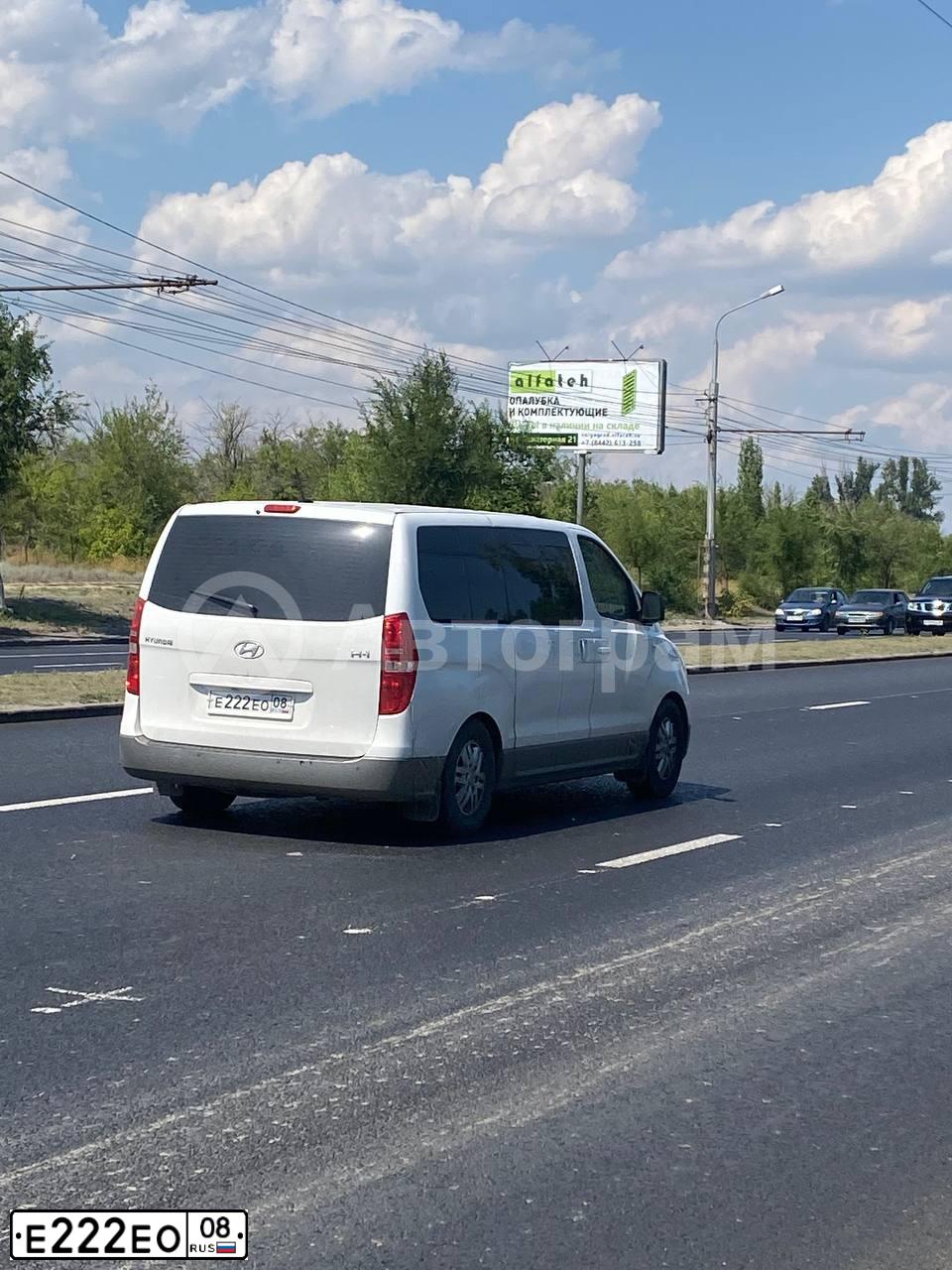 Фото автомобиля HYUNDAI H 1/H 100/STAREX, 2016 — госномер Е222ЕО08. Цвет: Белый