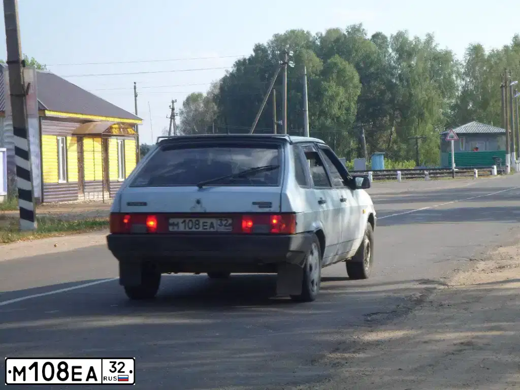 Фото автомобиля LADA 2109 SAMARA, 2001 — госномер М108ЕА32. Цвет: ЖЕЛТО-ЗЕЛЕНЫЙ
