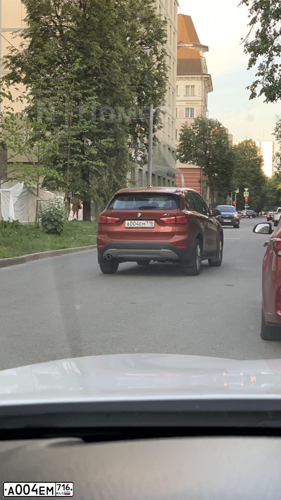 Фото автомобиля BMW X1, 2017 — госномер А004ЕМ716. Цвет: Оранжевый