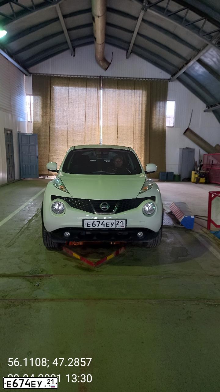 Фото автомобиля NISSAN JUKE, 2013 — госномер Е674ЕУ21. Цвет: БЕЛЫЙ