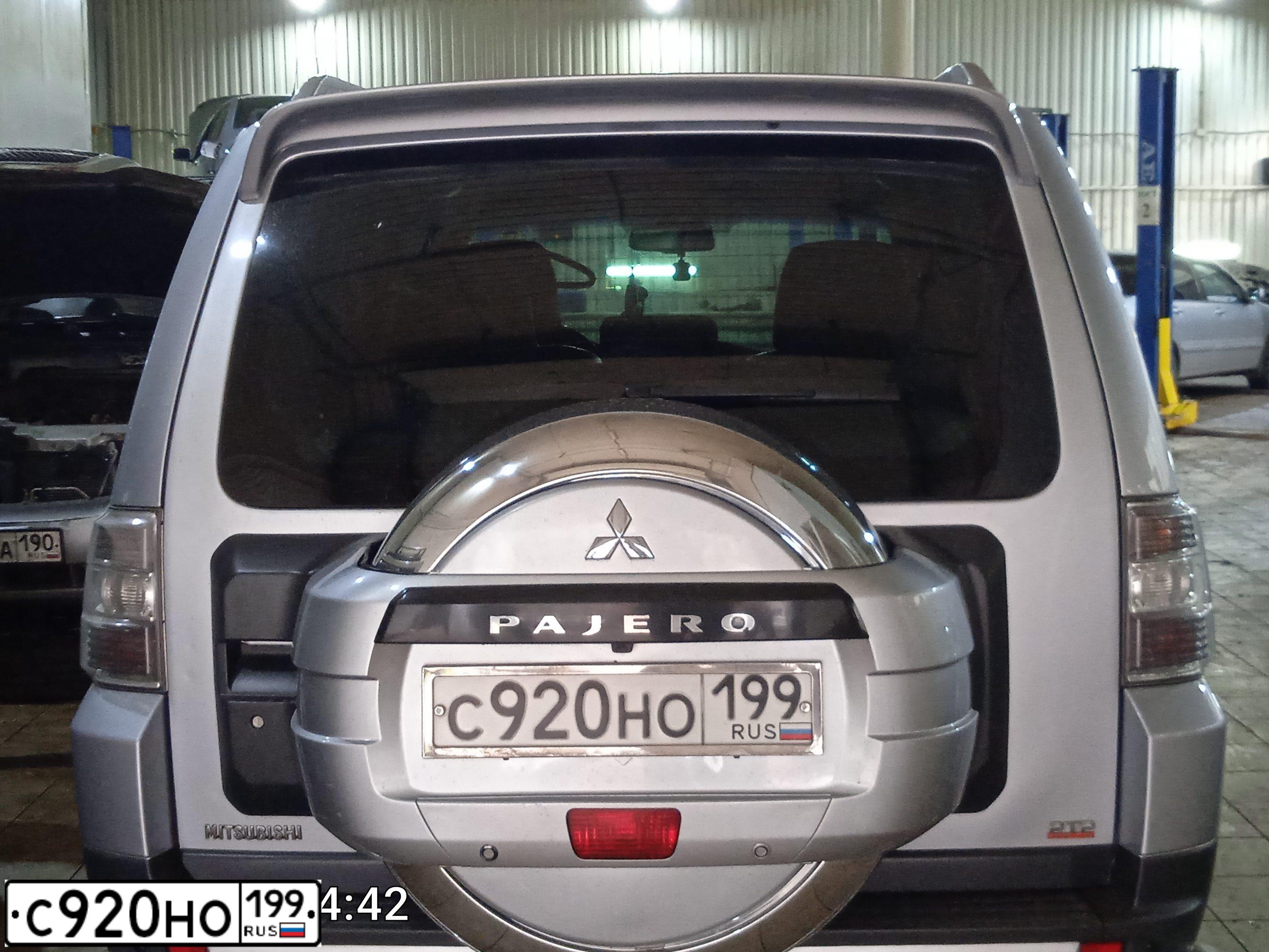 Фото автомобиля MITSUBISHI PAJERO, 2008 — госномер С920НО199. Цвет: СЕРЕБРИСТЫЙ