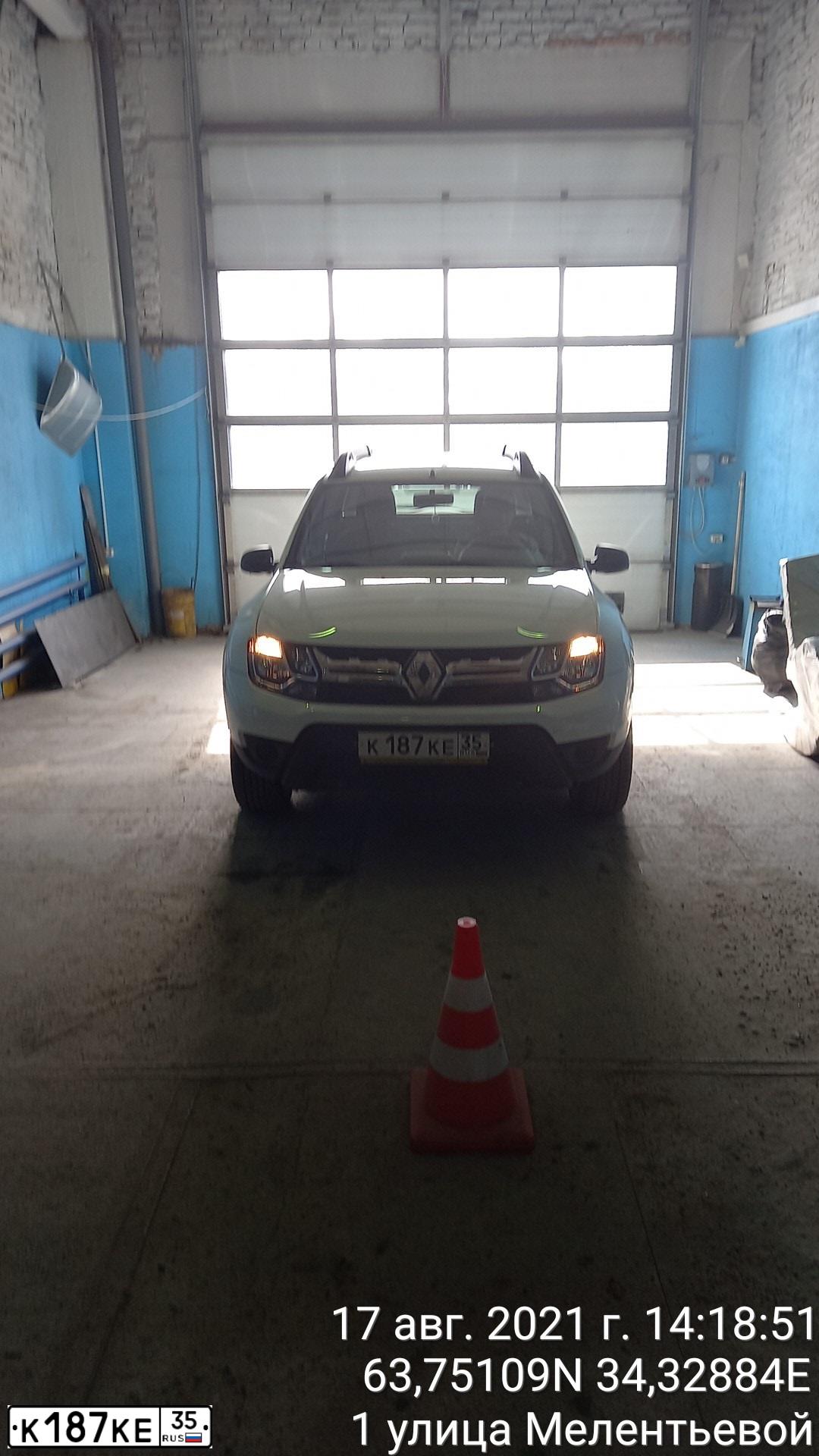 Фото автомобиля RENAULT DUSTER, 2016 — госномер Н703КМ10. Цвет: Белый
