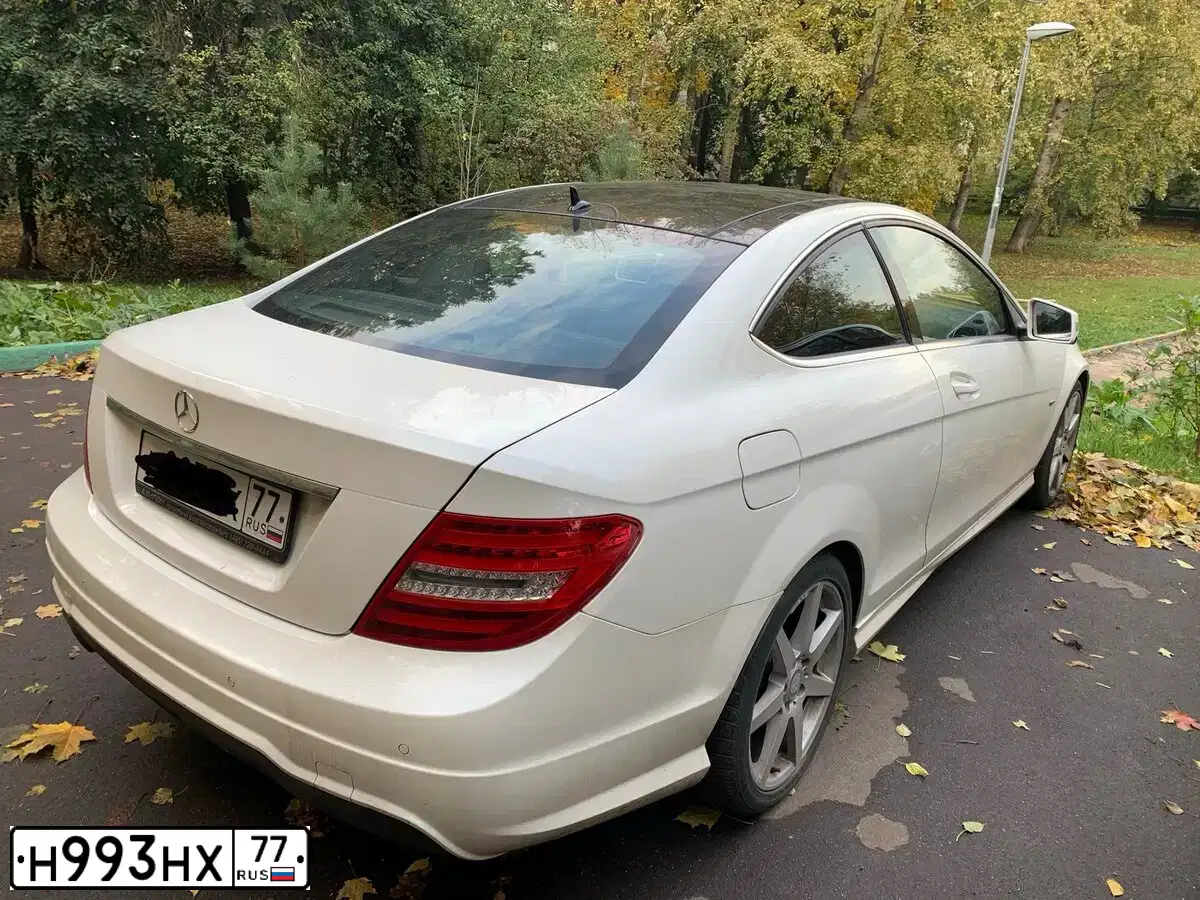 Фото автомобиля MERCEDES C-KLASSE, 2012 — госномер Н993НХ77. Цвет: БЕЛЫЙ