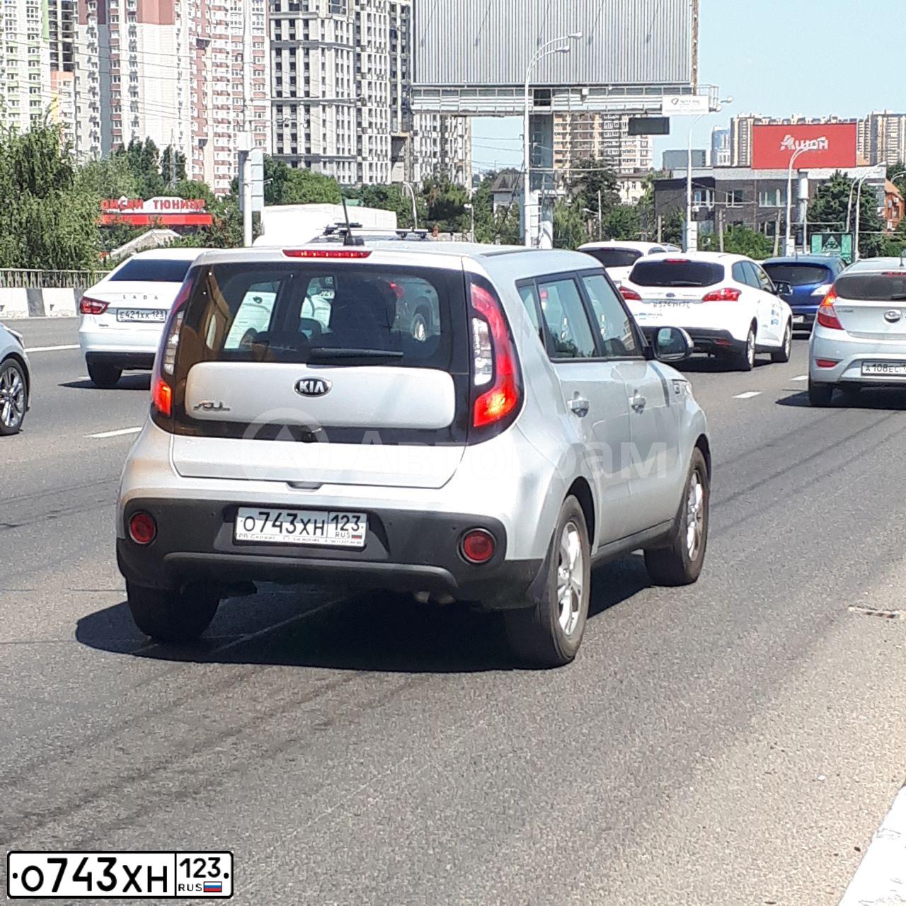 Фото автомобиля KIA SOUL, 2019 — госномер О743ХН123. Цвет: Серый