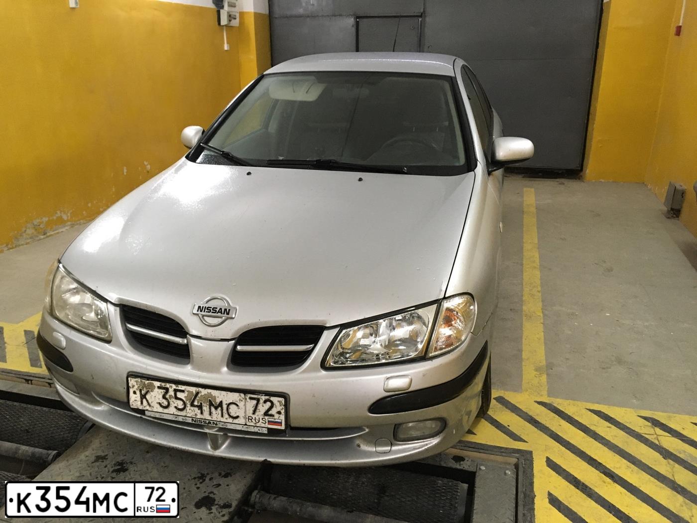 Фото автомобиля NISSAN ALMERA, 2001 — госномер Е222ОТ186. Цвет: Серебристый