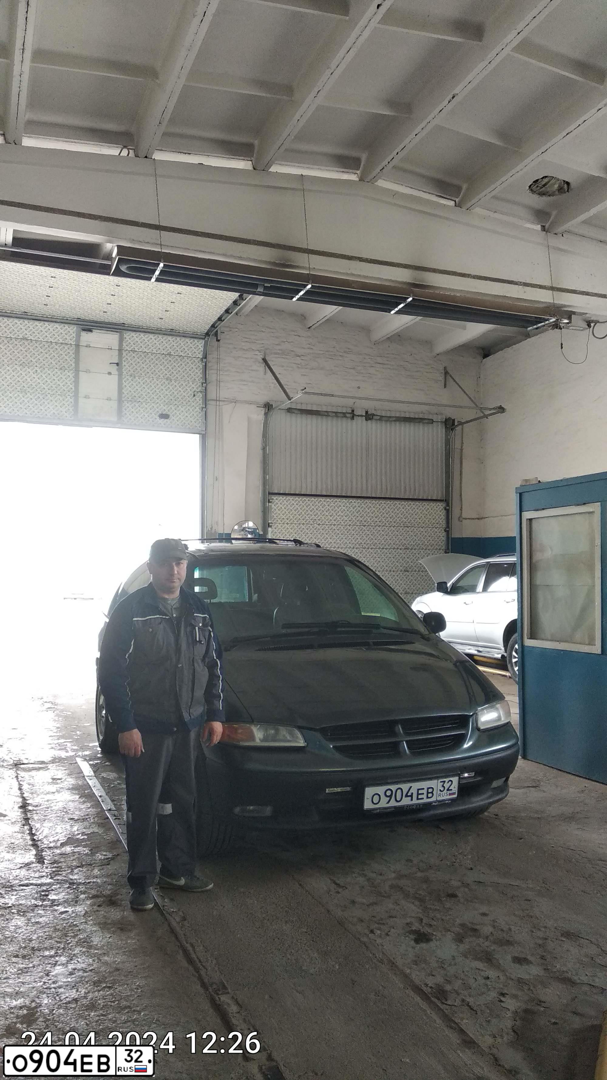 Фото автомобиля DODGE RAM, 1996 — госномер О904ЕВ32. Цвет: Темно-зеленый