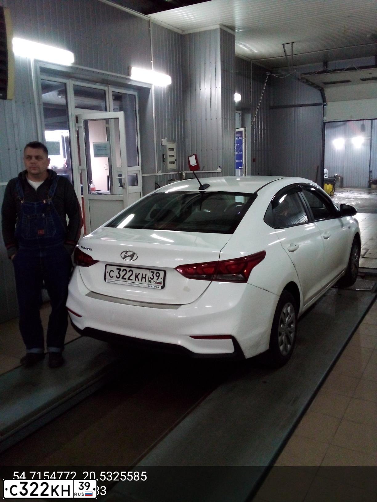 Фото автомобиля HYUNDAI SOLARIS, 2019 — госномер С322КН39. Цвет: БЕЛЫЙ