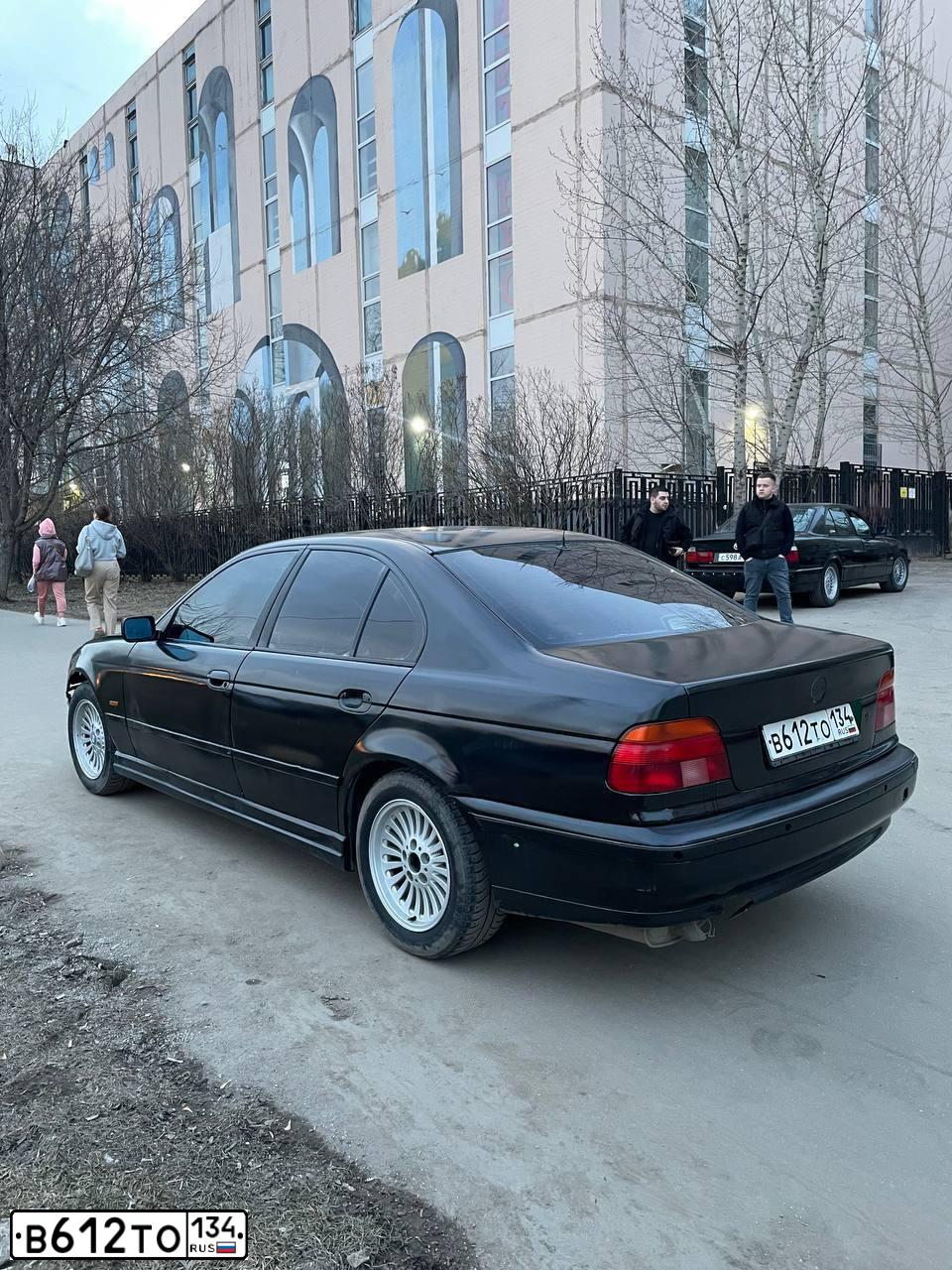 Фото автомобиля BMW SERIE 5, 1997 — госномер В424АЕ152. Цвет: ЗЕЛЕНЫЙ