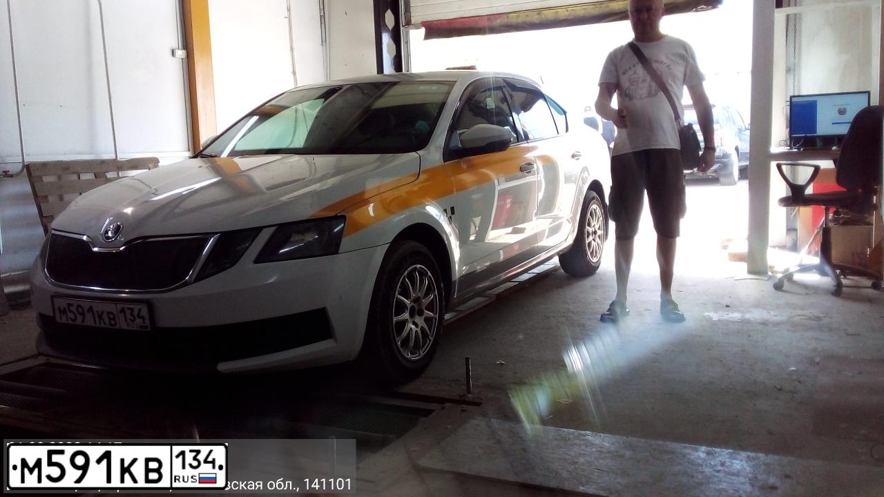 Фото автомобиля SKODA OCTAVIA, 2017 — госномер У613НЕ761. Цвет: БЕЛЫЙ