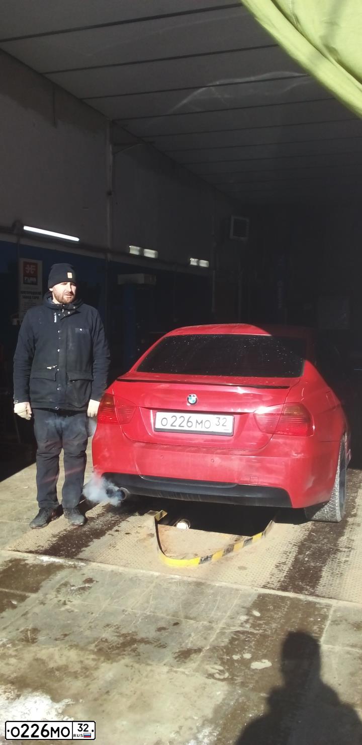 Фото автомобиля BMW SERIE 3, 2005 — госномер О220АУ32. Цвет: Красный