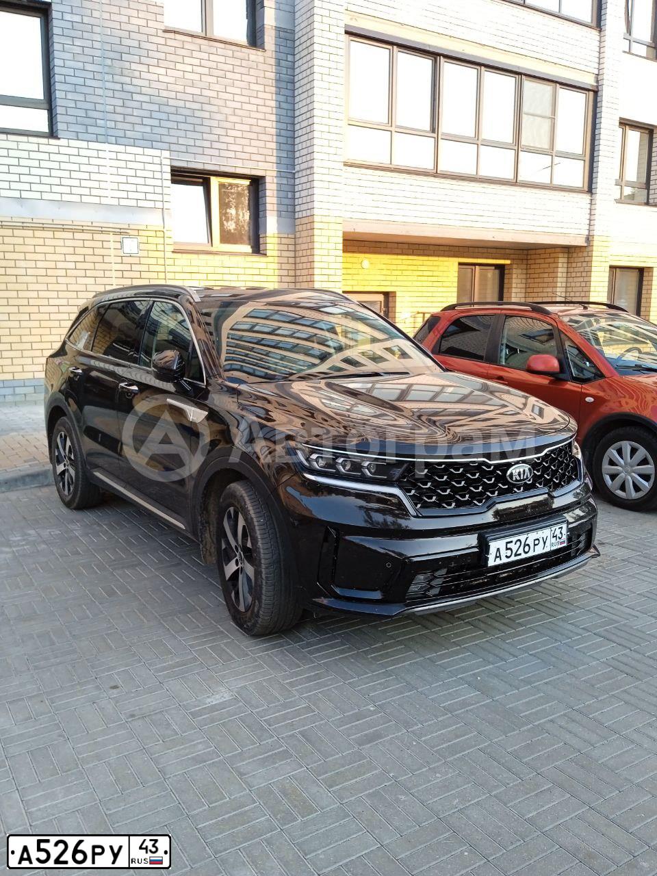 Фото автомобиля KIA SORENTO, 2020 — госномер А526РУ43. Цвет: Коричневый