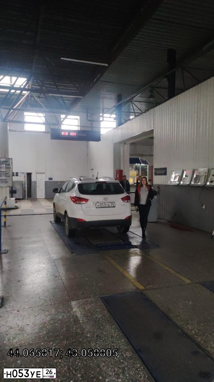 Фото автомобиля HYUNDAI IX35, 2012 — госномер Н053УЕ26. Цвет: БЕЛЫЙ