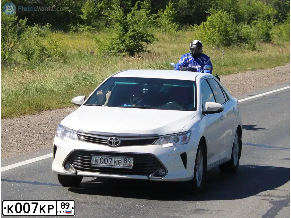 Фото автомобиля TOYOTA CAMRY, 2015 — госномер В959ХТ89. Цвет: БЕЛЫЙ ПЕРЛАМУТР