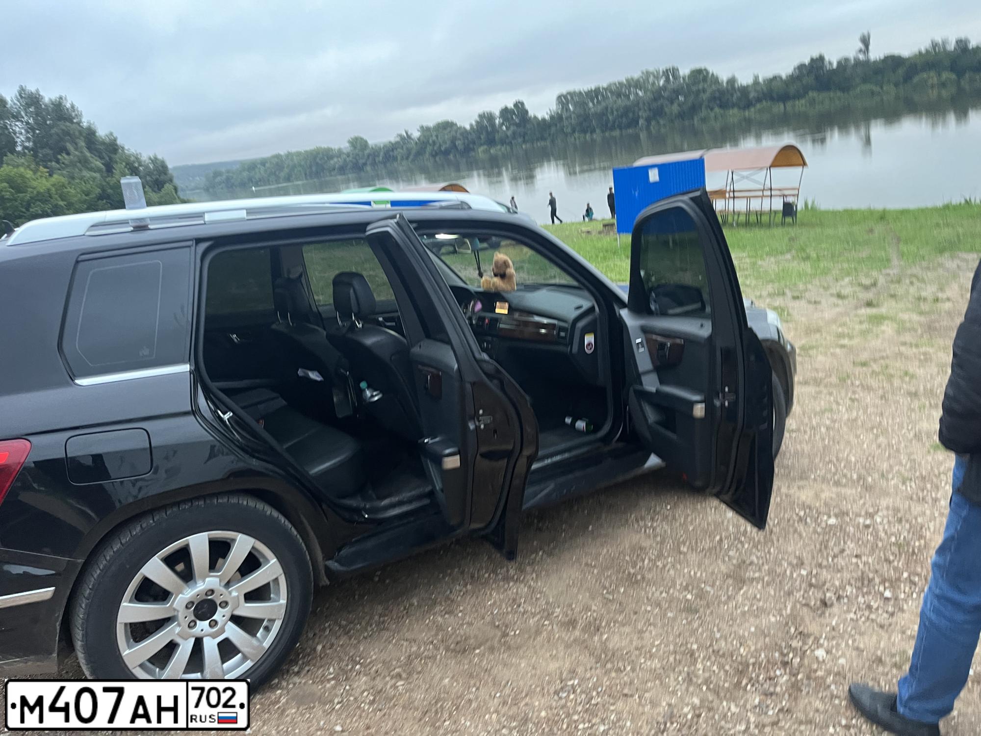 Фото автомобиля MERCEDES GLK-KLASSE, 2010 — госномер У100УК02. Цвет: ЧЕРНЫЙ