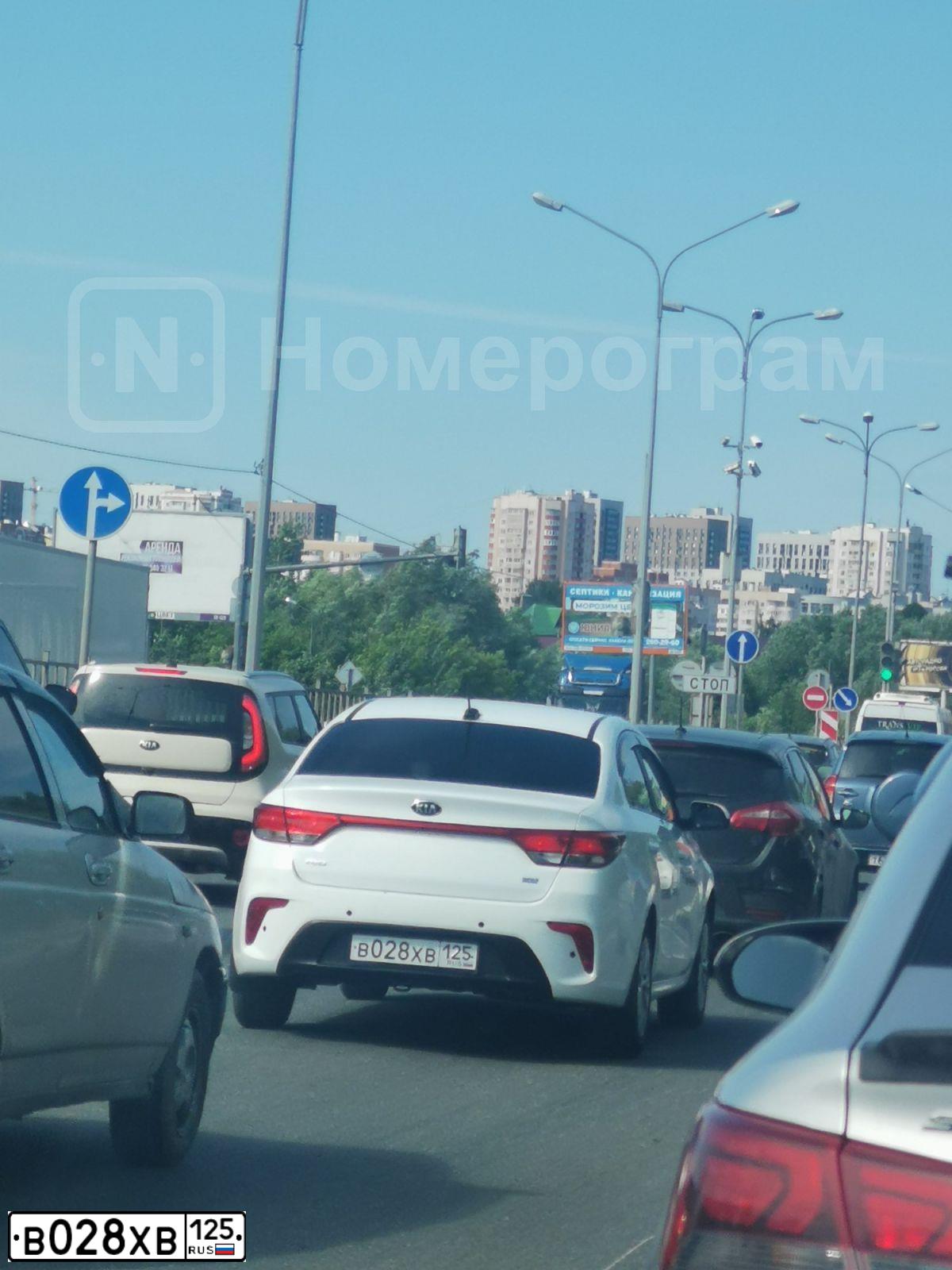 Фото автомобиля KIA RIO, 2019 — госномер В028ХВ125. Цвет: Белый