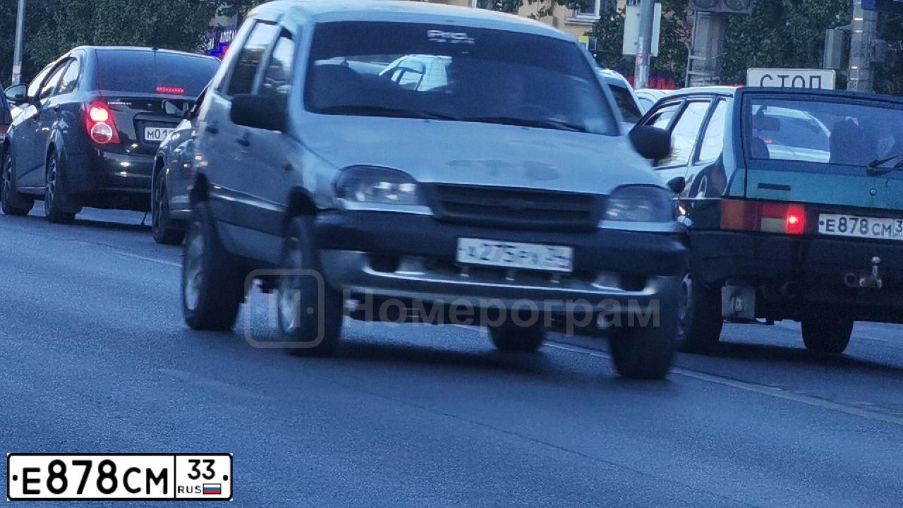 Фото автомобиля TOYOTA LANDCRUISER, 2005 — госномер О307РН33. Цвет: БЕЖЕВЫЙ