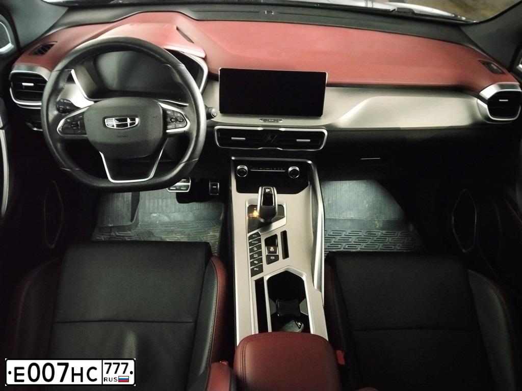 Фото автомобиля GEELY COOLRAY, 2021 — госномер Е866УЕ124. Цвет: ЧЕРНЫЙ