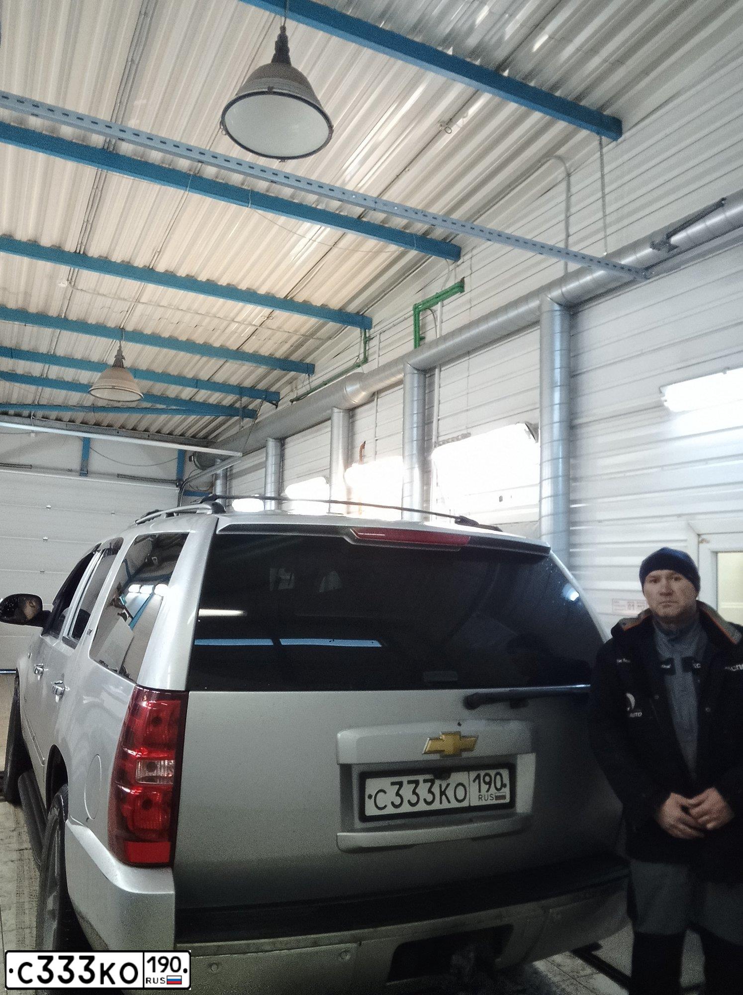Фото автомобиля CHEVROLET TAHOE, 2011 — госномер С333КО190. Цвет: СЕРЫЙ СВЕТЛЫЙ