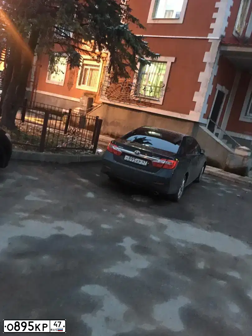 Фото автомобиля TOYOTA CAMRY, 2013 — госномер Н573КМ198. Цвет: Темно-серый металлик