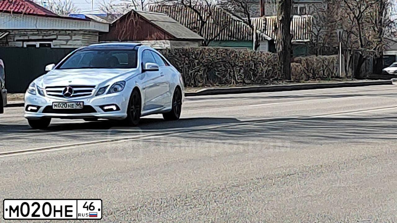 Фото автомобиля MERCEDES E-KLASSE, 2011 — госномер Р018РЕ46. Цвет: Белый