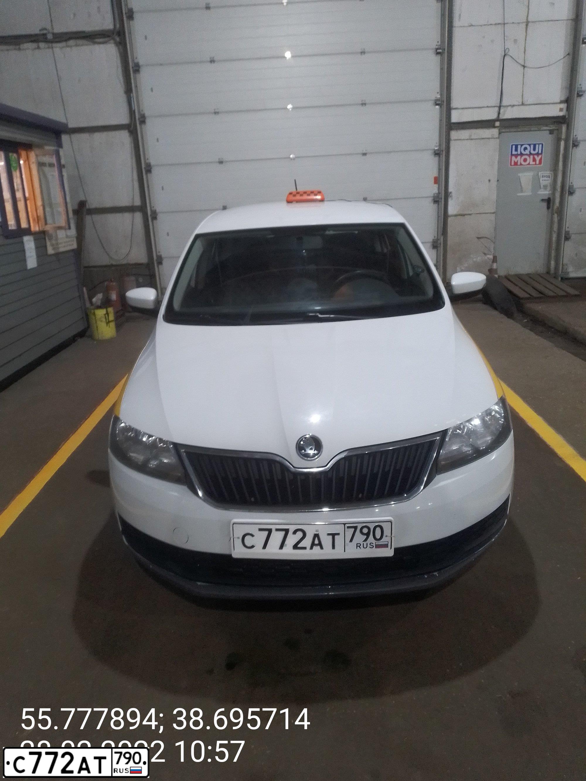 Фото автомобиля SKODA RAPID, 2017 — госномер С772АТ790. Цвет: БЕЛЫЙ ЖЕЛТЫЙ СЕРЫЙ