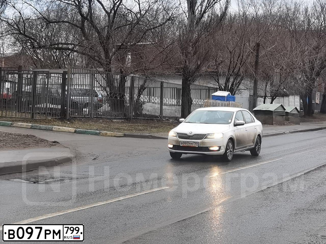 Фото автомобиля SKODA RAPID, 2019 — госномер Е751ВМ147. Цвет: Белый