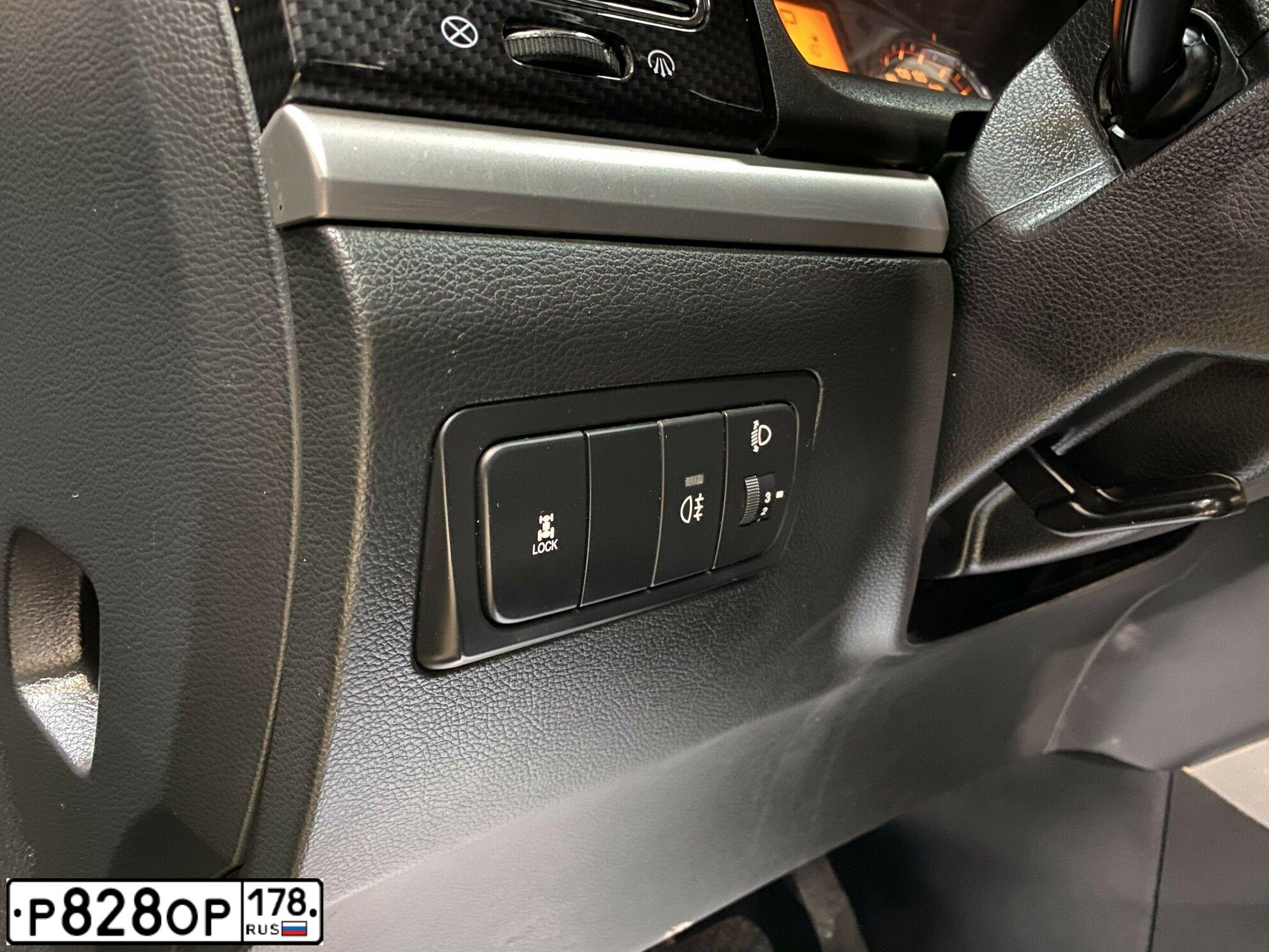 Фото автомобиля SSANGYONG ACTYON, 2013 — госномер Р828ОР178. Цвет: ЧЕРНЫЙ